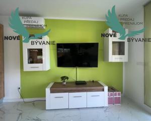 Novostavba trojpodlažný apartmán so záhradou aj strešnou terasou v Chorvátsku v Privlake