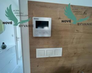 Novostavba trojpodlažný apartmán so záhradou aj strešnou terasou v Chorvátsku v Privlake