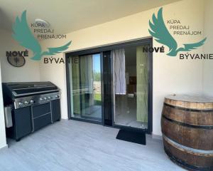 Novostavba trojpodlažný apartmán so záhradou aj strešnou terasou v Chorvátsku v Privlake