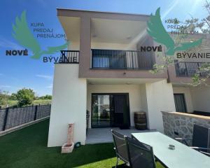 Novostavba trojpodlažný apartmán so záhradou aj strešnou terasou v Chorvátsku v Privlake