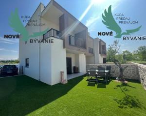 Novostavba trojpodlažný apartmán so záhradou aj strešnou terasou v Chorvátsku v Privlake