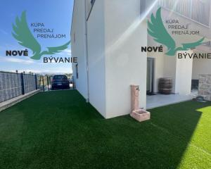 Novostavba trojpodlažný apartmán so záhradou aj strešnou terasou v Chorvátsku v Privlake