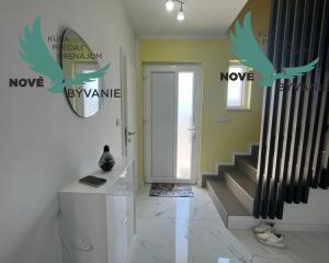 Novostavba trojpodlažný apartmán so záhradou aj strešnou terasou v Chorvátsku v Privlake