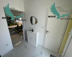 Novostavba trojpodlažný apartmán so záhradou aj strešnou terasou v Chorvátsku v Privlake