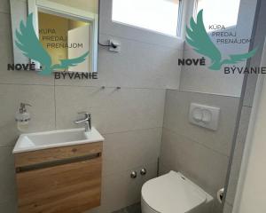 Novostavba trojpodlažný apartmán so záhradou aj strešnou terasou v Chorvátsku v Privlake