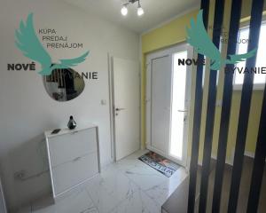 Novostavba trojpodlažný apartmán so záhradou aj strešnou terasou v Chorvátsku v Privlake