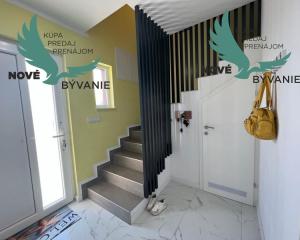 Novostavba trojpodlažný apartmán so záhradou aj strešnou terasou v Chorvátsku v Privlake