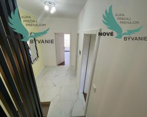 Novostavba trojpodlažný apartmán so záhradou aj strešnou terasou v Chorvátsku v Privlake