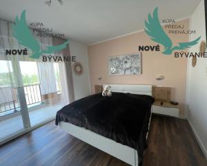 Novostavba trojpodlažný apartmán so záhradou aj strešnou terasou v Chorvátsku v Privlake