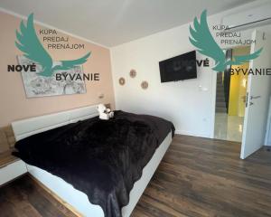 Novostavba trojpodlažný apartmán so záhradou aj strešnou terasou v Chorvátsku v Privlake