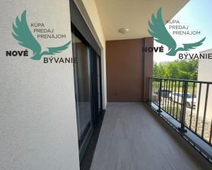 Novostavba trojpodlažný apartmán so záhradou aj strešnou terasou v Chorvátsku v Privlake