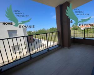 Novostavba trojpodlažný apartmán so záhradou aj strešnou terasou v Chorvátsku v Privlake