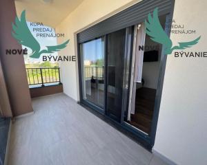 Novostavba trojpodlažný apartmán so záhradou aj strešnou terasou v Chorvátsku v Privlake