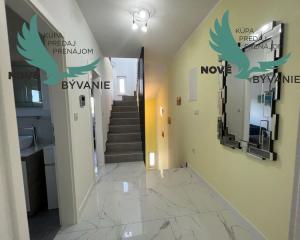 Novostavba trojpodlažný apartmán so záhradou aj strešnou terasou v Chorvátsku v Privlake