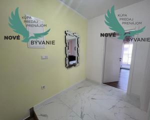 Novostavba trojpodlažný apartmán so záhradou aj strešnou terasou v Chorvátsku v Privlake