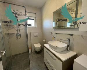 Novostavba trojpodlažný apartmán so záhradou aj strešnou terasou v Chorvátsku v Privlake