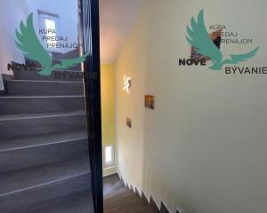 Novostavba trojpodlažný apartmán so záhradou aj strešnou terasou v Chorvátsku v Privlake