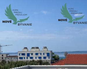 Novostavba trojpodlažný apartmán so záhradou aj strešnou terasou v Chorvátsku v Privlake