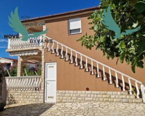 Dom 3x apartmán s výhľadom na more na ostrove Vir v Chorvátsku