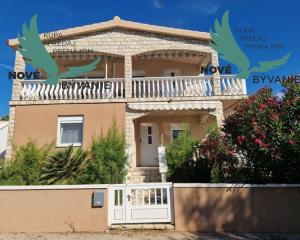 Dom 3x apartmán s výhľadom na more na ostrove Vir v Chorvátsku