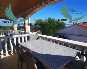 Dom 3x apartmán s výhľadom na more na ostrove Vir v Chorvátsku