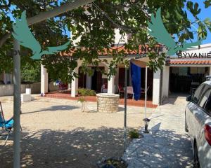 Dom s garážou na priestrannom pozemku len 300m od mora v Chorvátsku