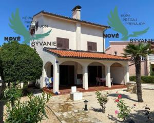 Dom s garážou na priestrannom pozemku len 300m od mora v Chorvátsku