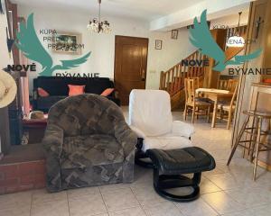 Dom s garážou na priestrannom pozemku len 300m od mora v Chorvátsku