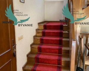 Dom s garážou na priestrannom pozemku len 300m od mora v Chorvátsku