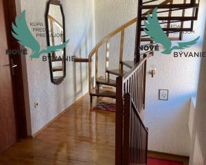 Dom s garážou na priestrannom pozemku len 300m od mora v Chorvátsku