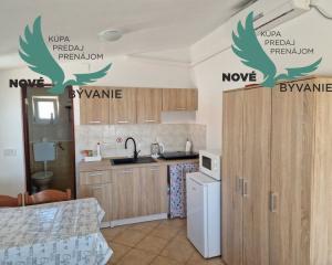 Dom 3x apartmán s výhľadom na more na ostrove Vir v Chorvátsku