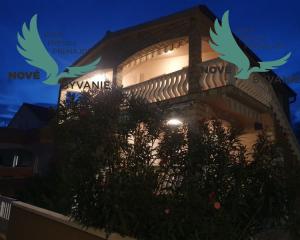 Dom 3x apartmán s výhľadom na more na ostrove Vir v Chorvátsku