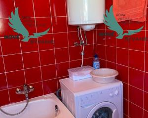 Dom s garážou na priestrannom pozemku len 300m od mora v Chorvátsku