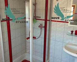 Dom s garážou na priestrannom pozemku len 300m od mora v Chorvátsku