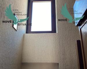 Dom s garážou na priestrannom pozemku len 300m od mora v Chorvátsku