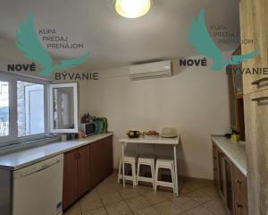 Na predaj dom 4x apartmán s výhľadom na more v Chorvátsku