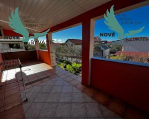 Na predaj dom s 3 apartmánmi len 250m od mora, Chorvátsko - Vir