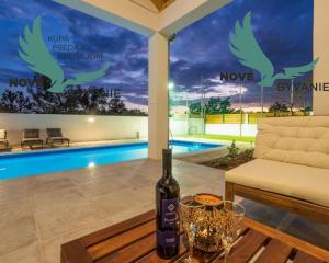 Luxusná novostavba vila s bazénom blízko mora v Chorvátsku v Zatone