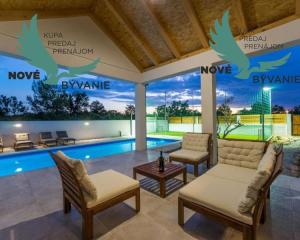 Luxusná novostavba vila s bazénom blízko mora v Chorvátsku v Zatone