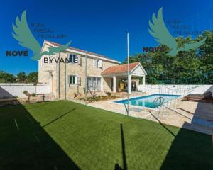 Luxusná novostavba vila s bazénom blízko mora v Chorvátsku v Zatone