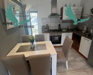 Dom 2x apartmán blízko mora v Chorvátsku na ostrove Vir