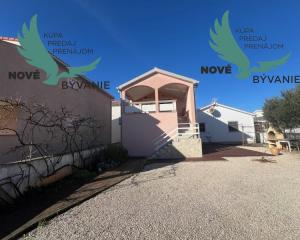 Dom s troma apartmánmi blízko mora v Chorvátsku