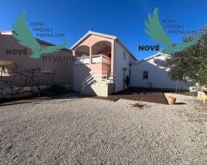 Dom s troma apartmánmi blízko mora v Chorvátsku