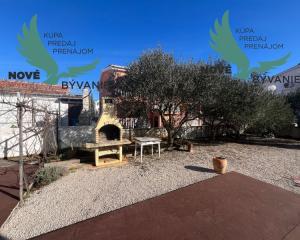 Dom s troma apartmánmi blízko mora v Chorvátsku