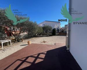 Dom s troma apartmánmi blízko mora v Chorvátsku