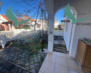 Dom s troma apartmánmi blízko mora v Chorvátsku