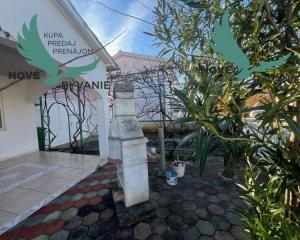 Dom s troma apartmánmi blízko mora v Chorvátsku