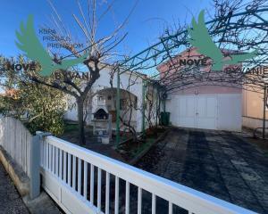 Dom s troma apartmánmi blízko mora v Chorvátsku