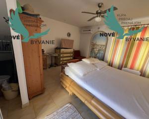 Dom s troma apartmánmi blízko mora v Chorvátsku