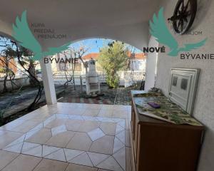 Dom s troma apartmánmi blízko mora v Chorvátsku